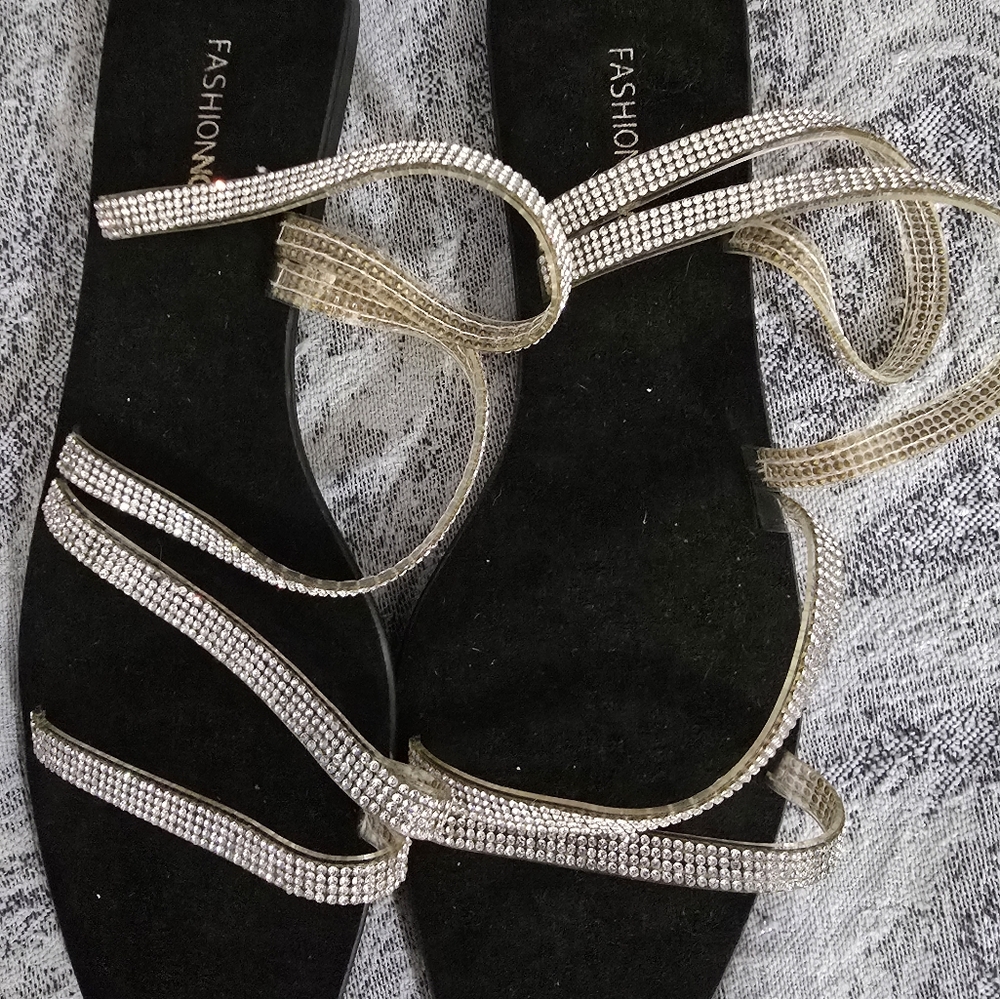 Fashion Nova woman's sandals New without tags size 10